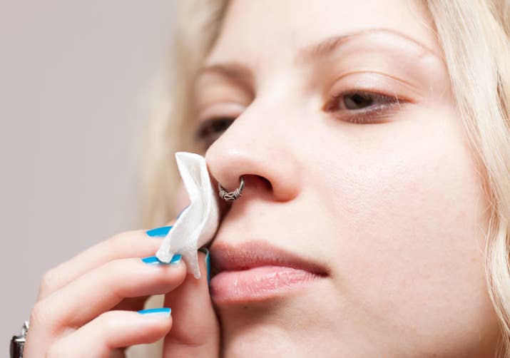 20 Cosas Que Deberias Saber Antes De Hacerte Un Piercing En El Septum Es el favorito de las chicas más aunque la sensación de dolor depende mucho de cada persona, hay piercings en la nariz que duelen más que otros, al momento de la perforación. antes de hacerte un piercing en el septum
