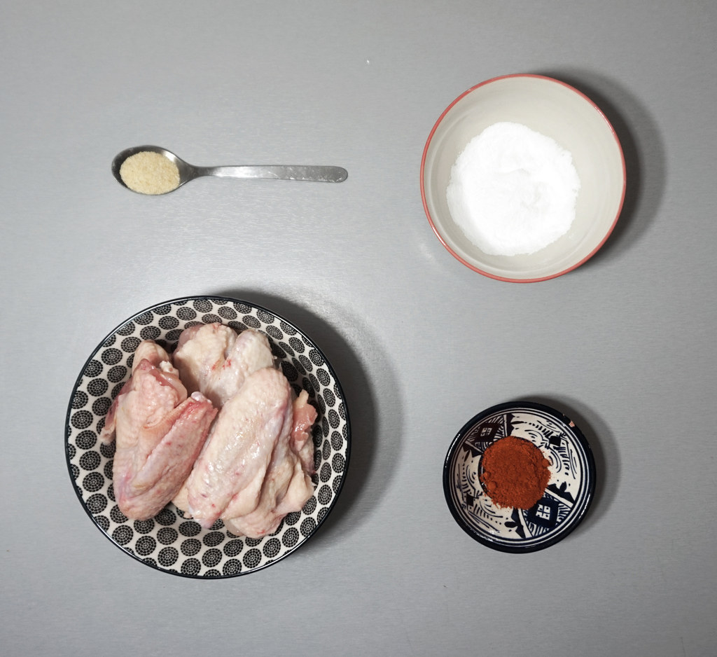 Pour faire cuire vos ailes de poulet au four, vous aurez besoin d'ailes de poulet, de 20 grammes de levure chimique, d'une cuillère à café d'ail en poudre et d'une cuillère à soupe de paprika.