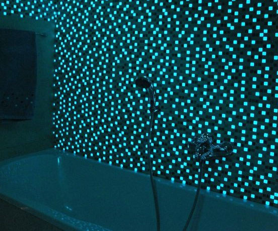 Decora las paredes de tu baño con azulejos fotoluminiscentes.