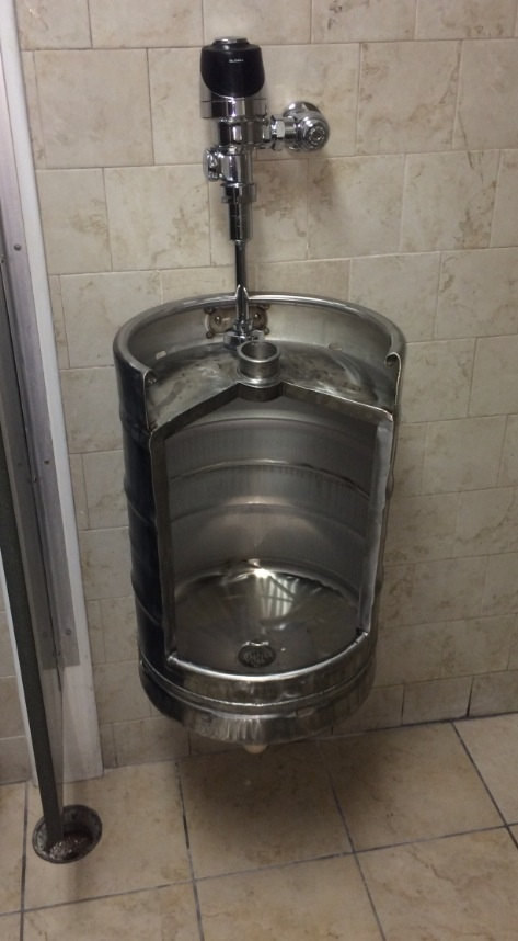 Posee oficialmente el baño más universitario que pueda existir con este orinal con forma de barril de cerveza.