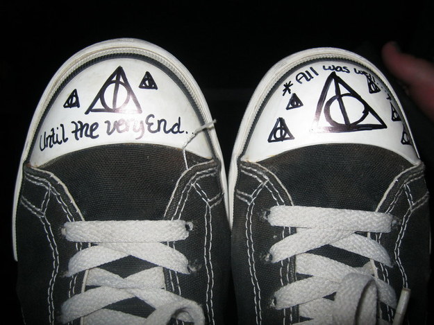 Mjm, sus Converse pintados con letras profundas de canciones emo.