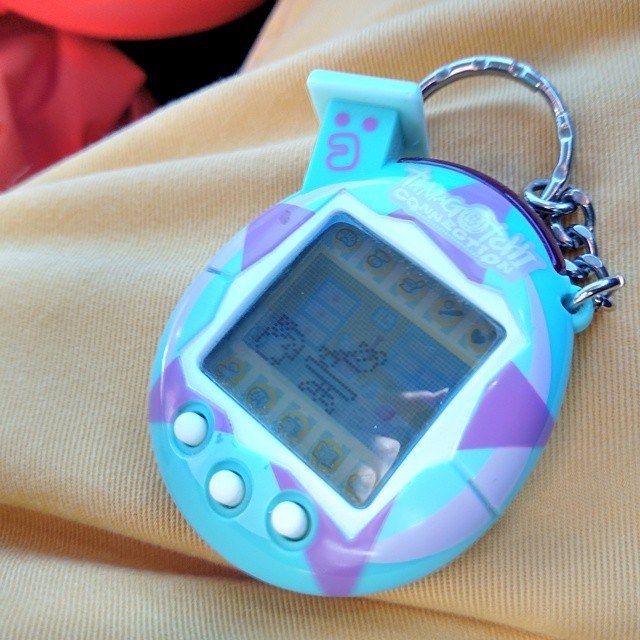 Pour qu'un enfant soit moins seul, on lui offrait donc un ami virtuel qu'il devait nourrir, divertir, aimer, puis voir mourir. Ha, sympa!