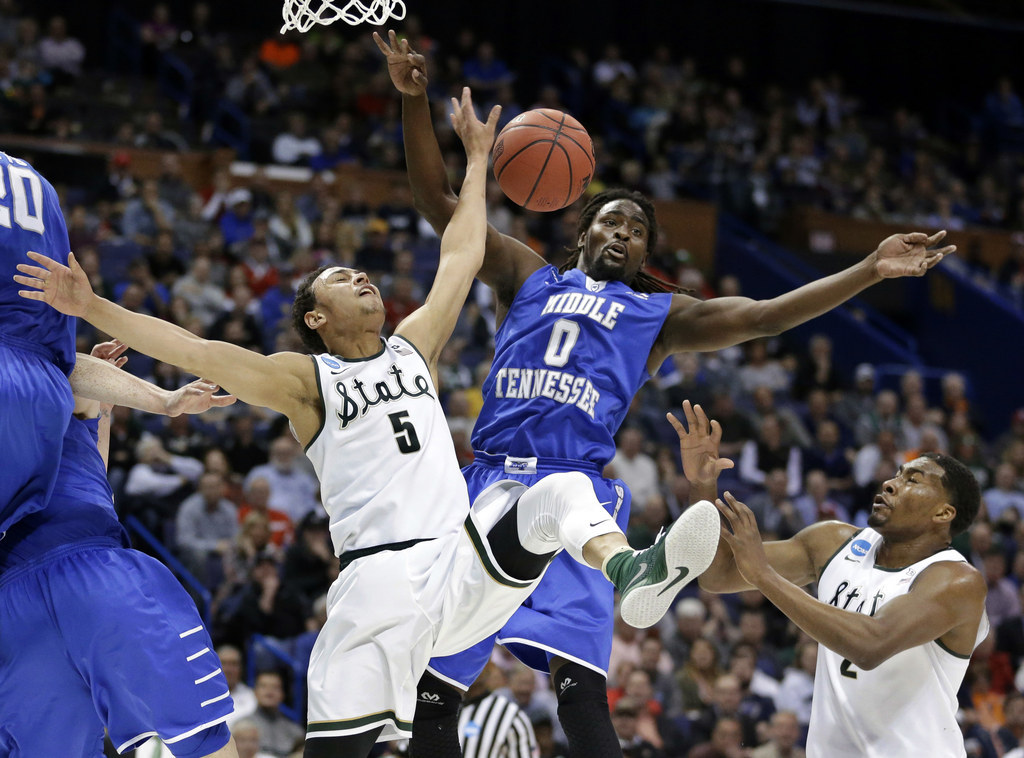 Michigan State's Bryn Forbes, left, lose control of the ball on his way to the basket as Middle Tennessee's Darnell Harris, center, defends Friday.