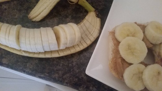 Utilisez une peau de banane comme une petite planche à découper.