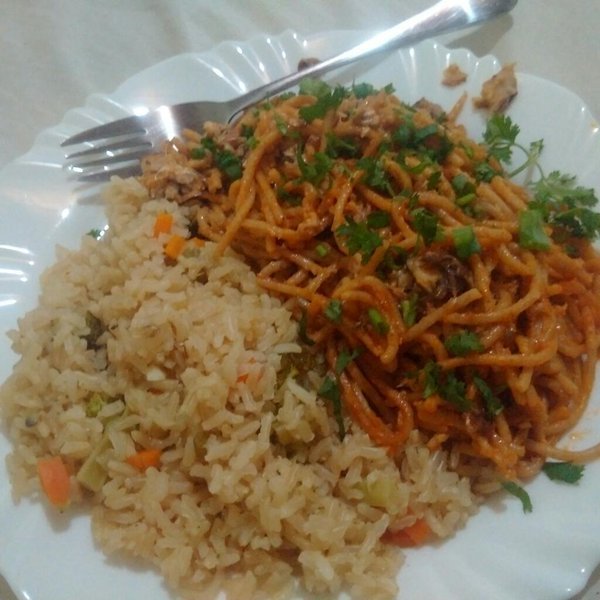 Sobrou na geladeira um pouco de arroz e um pouco da macarrão... Nada te impede, né?