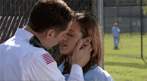 Il y en a des histoires d'amour mignonnes dans Orange is the new black, mais c'est très très difficile de ne pas craquer pour Daya et John qui parviennent à vivre une histoire d'amour impossible. Ils sont prêts à tout l'un pour l'autre malgré les nombreuses différences qui les séparent, à commencer par leurs origines et leur statut social.