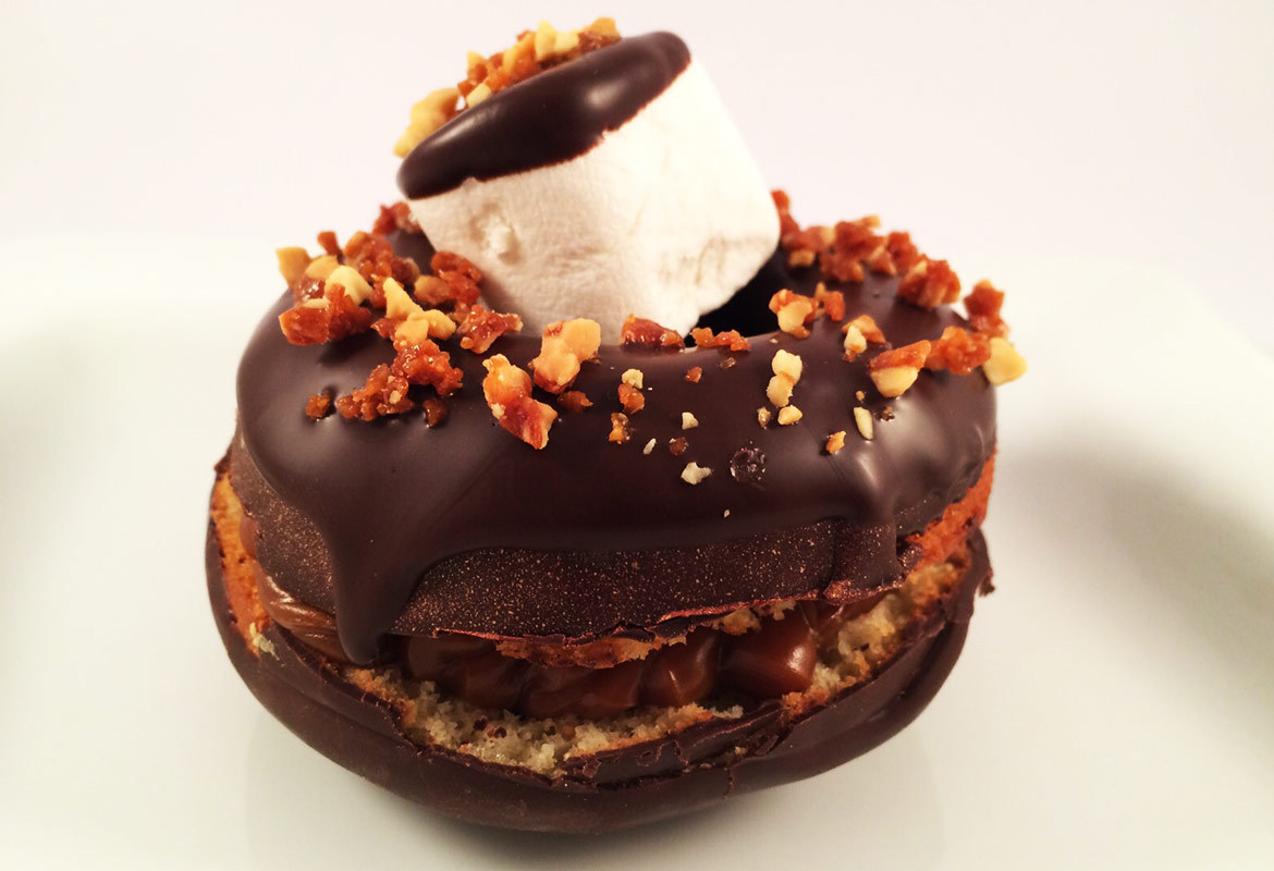 Esta criatura hecha de chocolate y malvavisco es el tipo de postre que convierte casi cualquier tristeza en un simple recuerdo más. Lo mejor es que es fácil de hacer, y la puedes disfrutar en instantes. Aquí la receta que cambiará tu vida.