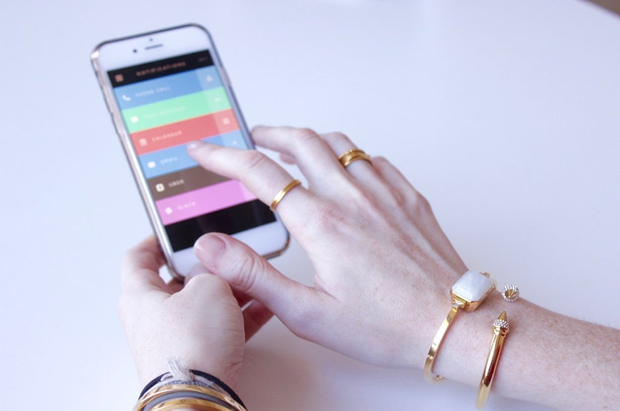 This Smart Bracelet Buzzes When Your Phone Needs You
