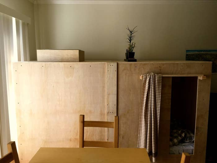 Este Hombre Vive En Una Capsula De Dos Metros Dentro De Un Apartamento