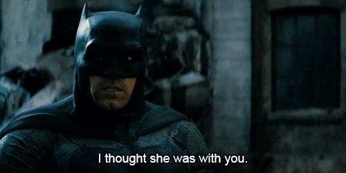 Cuando llega la Mujer Maravilla a salvar el día, Superman le pregunta a Batman que si la conoce y se hace super menso. ¿Neta Batman? Te aventaste un archivo de videos sobre ella, viste una foto antigua y además te la encontraste dos veces en la vida real... ¿pero creías que estaba con Superman?
