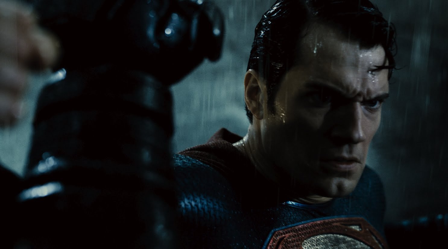 Obvio, tenían que pelear y los seres humanos (y kryptonianos) somos muy complejos, pero todo se pudo haber solucionado más rápido si Superman hubiera informado de los planes de Lex Luthor desde el minuto uno. No cuando casi lo hacen brocheta de kryptonita.