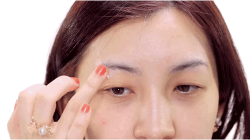 Vous pouvez appliquer une légère pression pour aider votre peau à davantage absorber la crème. En savoir plus ici.