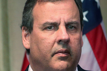 chris-christie-swears-hes-not-a-donald-trump-host-2-21752-1457037577-0_big.jpg