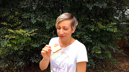 "Tem EXATAMENTE o mesmo gosto do Dadinho, porém estranhamente esse sabor é mais gostoso assim, cremoso. Gostei mais do que eu gosto de Dadinho normal", disse Clarissa, fazendo fortes gestos com as mãos.