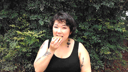 “O choque ao abrir o potinho é que a consistência é muito feia, parece cocô de cachorro que não tá passando muito bem”, disse Juliana, indignada. Segundo ela, passado o trauma inicial a má impressão fica para trás. "O choque é que tem gosto de Dadinho!”.