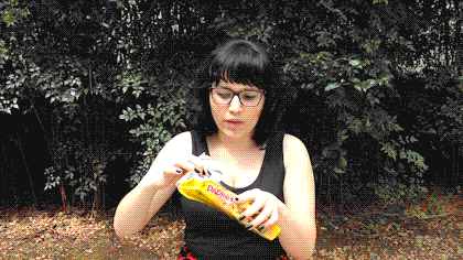 “MUITO DOCE, DEUSOLIVRE. A textura não é interessante, parece biscoito velho (nada contra)”, disse Manuela, totalmente sem esperanças.