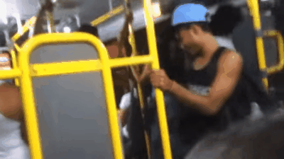 “Eu estava em um trem indo para uma seleção de estágio e entra um guri gritando “todo mundo com a mão na cabeça”. Depois que todo mundo se desesperou ele continuou ‘todo mundo com a mão na cabeça que vai começar… o rebolation’ e ficou dançando”.