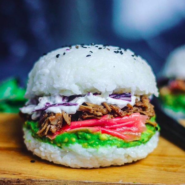 No mundo todo, restaurantes estão criando uma forma de servir arroz compacto em formato de pão de hambúrguer e recheado com uma combinação de ingredientes tradicionais tanto de sushi como de hambúrgueres.