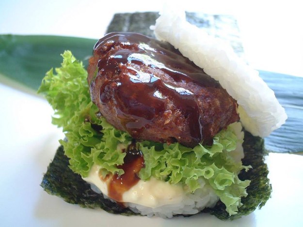 Alguns pratos, como este de Melbourne, na Austrália, servem hambúrguer de carne moída com arroz no lugar do pão.