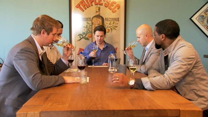 ¿Qué necesitarías para convertirte en un maestro sommelier? Este documental narra la historia de cuatro candidatos norteamericanos que intentan pasar el examen para obtener el título más codiciado en el mundo vinícola.