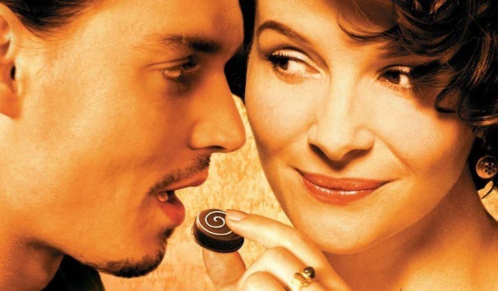 Vianne, una experta chocolatera, decide mudarse con su hija a un tranquilo pueblo francés. Al abrir su propia chocolatería a unos pasos de la Iglesia, poco a poco pondrá al pueblo de cabeza con sus deliciosas y tentadoras creaciones.