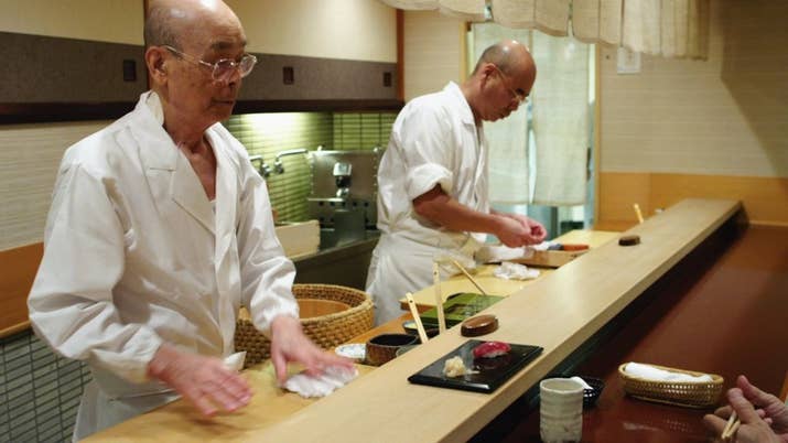 Jiro Ono es un maestro del sushi. Con 85 años, ha convertido el Sukiyabashi Jiro, un lugar de diez lugares en el metro de Tokyo, en uno de los restaurantes más aclamados y con tres estrellas Michelín. Este documental narra el delicado arte de la cocina del Subiyabashi y la relación con sus hijos, quienes también son chefs de sushi.