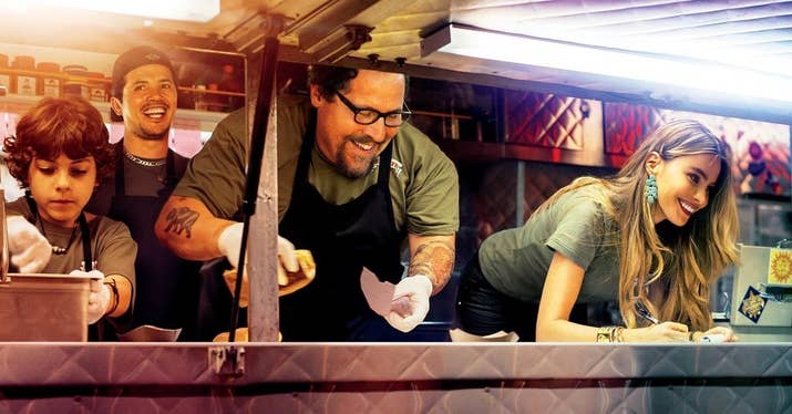 Carl Casper (Jon Favreau) es un aclamado chef que está al borde de una crisis. Después de renunciar a un trabajo donde no tenía libertad creativa, decide reinventarse y comprar un food truck con la ayuda de su ex esposa (Sofía Vergara), su hijo y sus amigos.