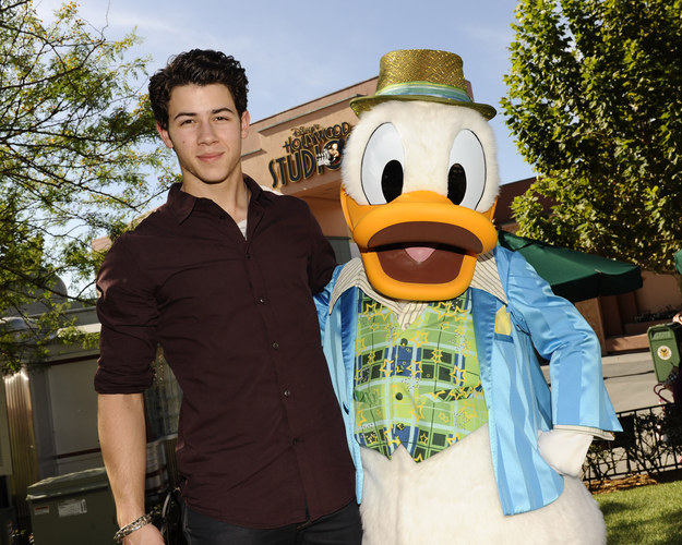 ¡Nick Jonas no era tan musculoso como ahora! También se le veía con personajes de Disney.