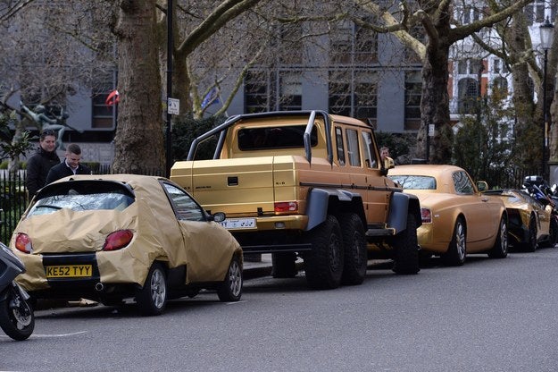 And this is how one motorist made his mid-range, affordable Ford Ka fit in on Wednesday: by covering it with gold wrapping paper.
