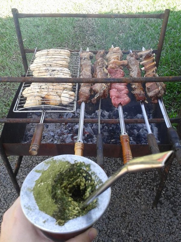 "Enquanto tu assa o espeto aproveita pra tomar um."