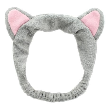 It also comes in light pink, red, white, black, navy, and magenta! Get it for $6.88