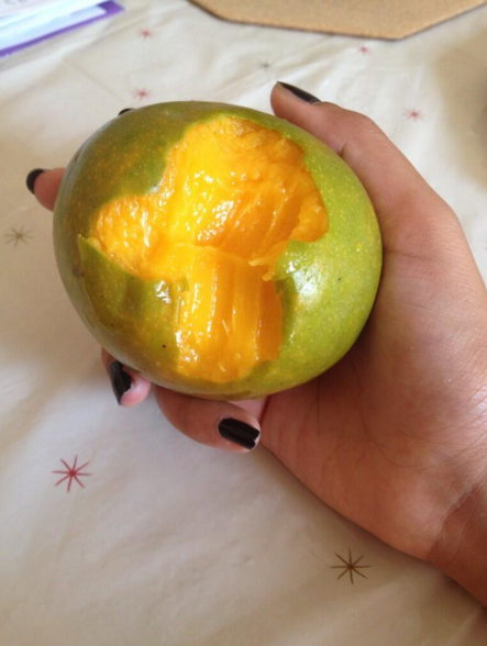 Cortar un mango es un minuto de tu vida que nunca recuperarás, por lo que es mucho más conveniente comerlo como una manzana.