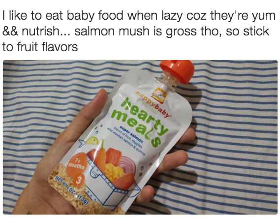 En verdad, ¡¿por qué preocuparse por cocinar si puedes nomás sorber de un envase de comida para bebés, que es deliciosa?!