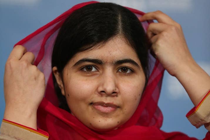 Militante pakistanaise des droits des femmes âgée de 18 ans, on ne présente plus Malala Yousafzai. Cette jeune femme qui a échappé à une tentative d'assassinat par les talibans en 2012 a reçu en 2014 le prix Nobel de la paix, devenant ainsi la plus jeune lauréate de l'histoire de ce prix.Elle faisait partie en 2015 des 100 personnalités les plus influentes du monde selon le magazine américain Time.