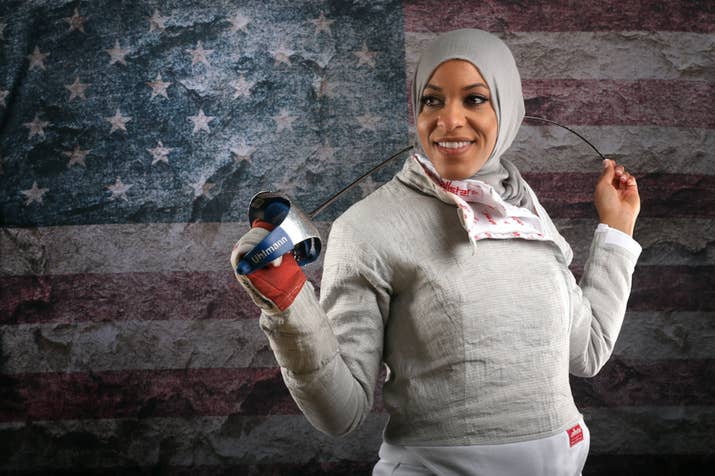 Ibtihaj Muhammad est une escrimeuse américaine de 30 ans qui va devenir la première athlète américaine à concourir avec un hijab aux prochains Jeux olympiques de Rio. Avant cela, elle s'était déjà fait remarquer en étant la première athlète musulmane à faire partie de l'équipe nationale d'escrime. Lors de la visite d’une mosquée à Baltimore en février dernier, Barack Obama avait salué le parcours exemplaire de la sabreuse et lui a souhaité bonne chance pour les JO. Interrogée par CNN, l'athlète déclarait: «C'est une lutte d'être une femme musulmane aujourd'hui. Pour tous les musulmans dans notre pays». Puis a ajouté: «Il y a beaucoup d'athlètes afro-américains, mais je ne trouve pas d'athlète musulmane dont je peux m'inspirer», espérant ainsi devenir un modèle pour les musulmans américains.