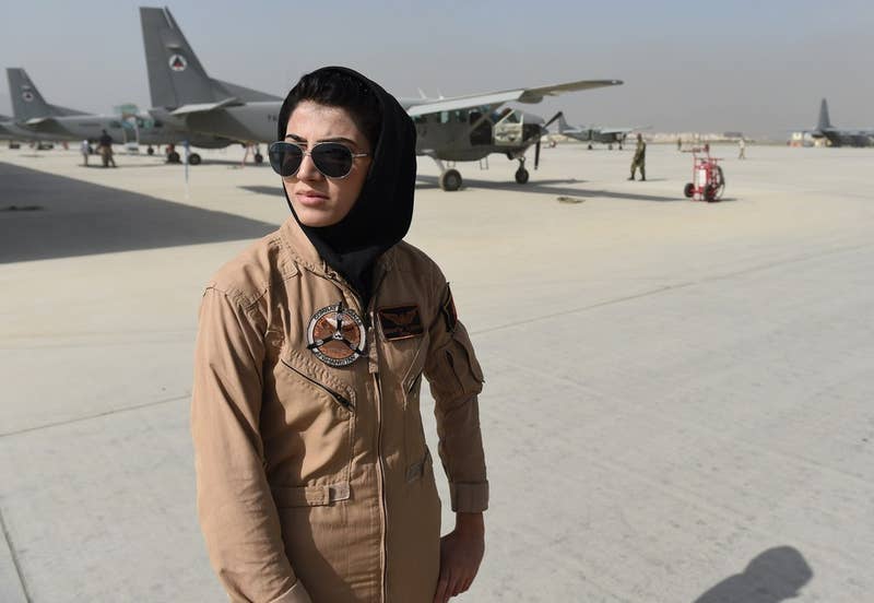 Niloofar Rahmani est devenue la première femme pilote à servir dans l’armée de l’air afghane depuis la chute des talibans.La capitaine Rahmani reçoit régulièrement des menaces des talibans qui désapprouvent sa carrière et son ambition. Mais elle dit être «profondément engagée» à encourager d’autres jeunes femmes à devenir pilotes.Niloofar Rahmani (ainsi que sa famille) ont reçu des menaces de mort de la part des Talibans. Mais aussi de certains membres éloignés de sa famille qui disent qu'elle leur a fait honte. Elle est menacée, selon The Wall Street Journal, pas seulement parce qu’elle est une femme qui travaille en dehors de sa maison, mais parce qu’elle est militaire. Après toutes ces menaces, elle expliquait au journal envisager de quitter l’armée: «Je voulais vraiment être militaire. Je voulais vraiment être dans l'armée de l'air. Mais je ne peux plus continuer comme ça.»