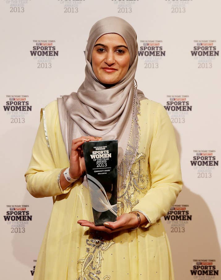 Rimla Akhtar a été la première femme musulmane membre de l'Association britannique de football. Née de parents pakistanais, elle a grandi à Londres avec ses deux frères. Auparavant, elle a fait partie de l'équipe britannique féminine de futsal avant de rejoindre en 2011 la «Fondation des femmes musulmanes sportives», une association qui lutte pour plus de diversité dans le monde du sport, et pas que chez les athlètes musulmans.