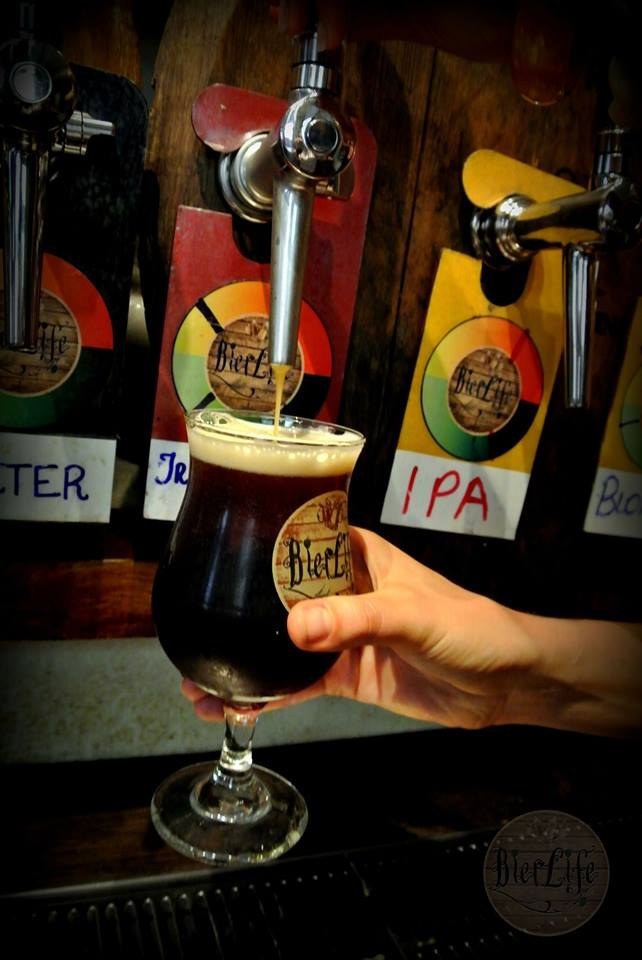 Quienes te atiendan son sommeliers de cerveza o expertos que estudiaron para recomendarte y guiarte en este mundo que es enorme.La cerveza se hace con malta, lúpulo y levadura principalmente, entones variando estos productos, agregando nuevos, van apareciendo cada vez más variedades. Es un buen momento de comenzar a probarlas todas.