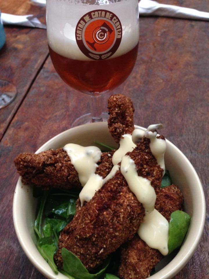 Smoked Nugget: bastones de pollo rebozados en malta ahumada con mix de verdes y salsa tártara.