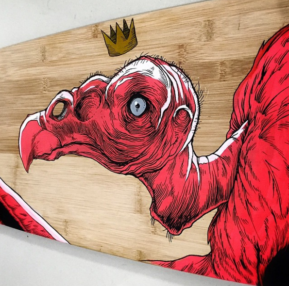 ¿Quién es?Uno de los artistas más populares entre las bandas de rock independiente en México. Eso lo relaciona directamente con el skate, el diseño de pósters de conciertos y portadas de discos. ¿Qué voy a encontrar?Calaveras, buitres, telarañas e imágenes en colores brillantes con el rojo, el blanco y el negro como símbolos predominantes.