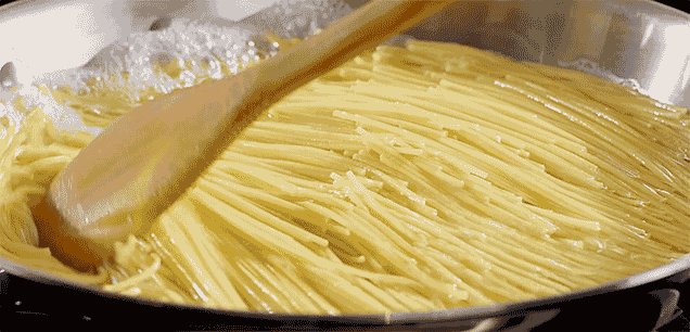 GIF de uma panela cozinhando macarrão