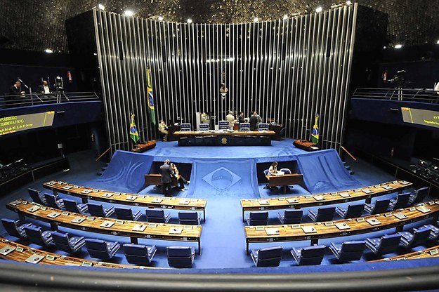 Depois disso o pedido vai novamente à votação no plenário, onde desta vez dois terços dos senadores (54 de 81) teriam de se posicionar a favor para que o impeachment seja definitivamente aprovado.