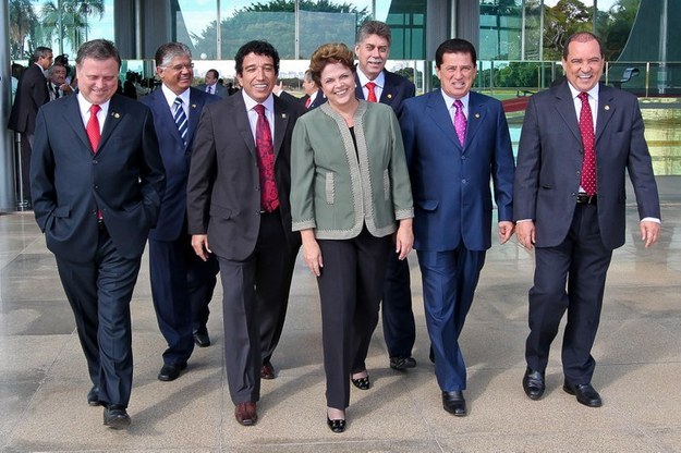 Como diz a Lei do impeachment, basta que a maioria simples (41 senadores de um total de 81) vote a favor do impeachment para que o processo seja formalmente instaurado.