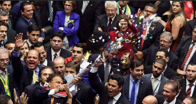 Agora que o pedido de impeachment foi aprovado na Câmara, o pedido segue para votação no Senado. A previsão é que a votação por lá aconteça no dia 11 de maio.