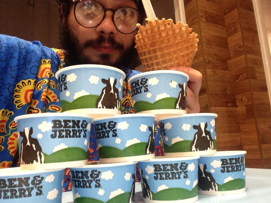 Infelizmente o "Cherry Garcia" foi bem qualquer coisa, mas acho que só depois que comi que lembrei que não gosto muito de cereja. Afinal, quem consegue pensar em algo depois de nove sorvetes? Ele é um sorvete com sabor e pedaços de cereja e flocos de chocolate. Para encerrar, o delicioso "Strawberry", um sorvete cremoso com sabor e pedaços de morangos, que realmente parecem morangos. Uma grande surpresa para um produto industrializado.