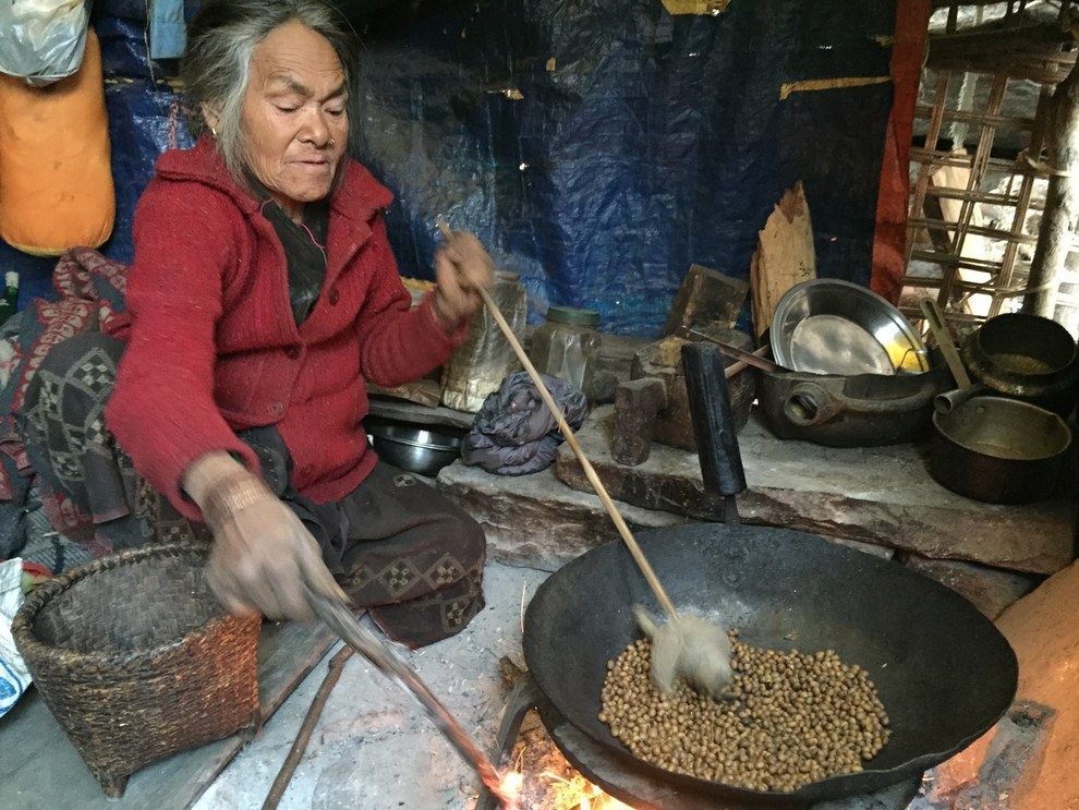Orni Gurung is 62 years old. After her home was destroyed by the earthquake, she came to live with her daughter in the hamlet of Antar Besi, where she takes care of her grandchildren.