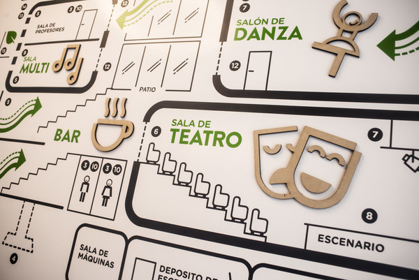 BORDER cuenta con un bar. Una propuesta consciente para visitar en cualquier momento que combina wraps, sándwiches gourmet, tartas orgánicas, ensaladas y bebidas naturales para almuerzos o cenas, y tortas, té en hebras y cafetería para la tarde. Asimismo, se ofrecerá una carta de tragos, ideal para la antesala del teatro.También recomendamos visitar la galería de arte que va rotando muestras.