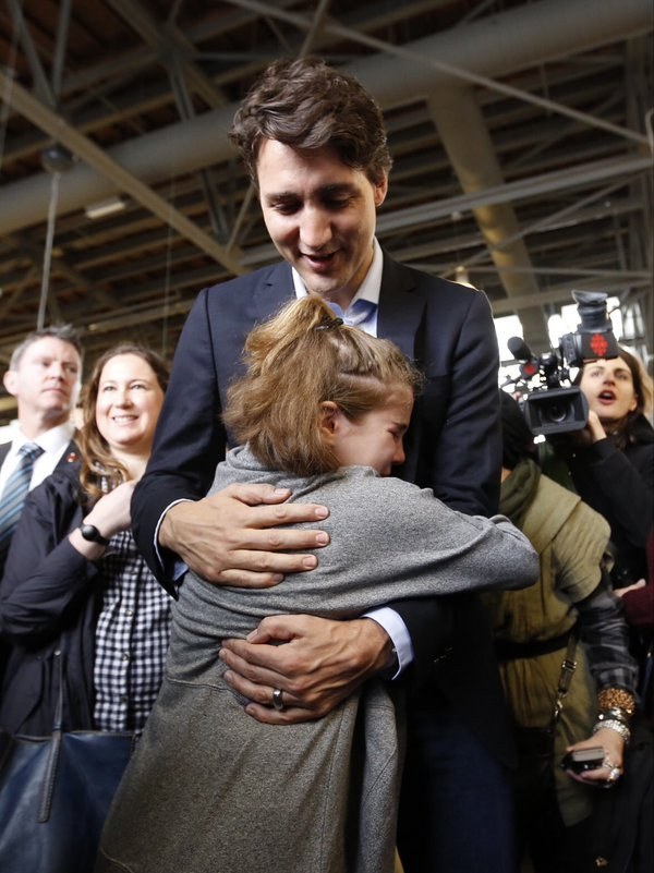 This Pic Of A Young Girl Giving Justin Trudeau A Bear Hug Will Make ...