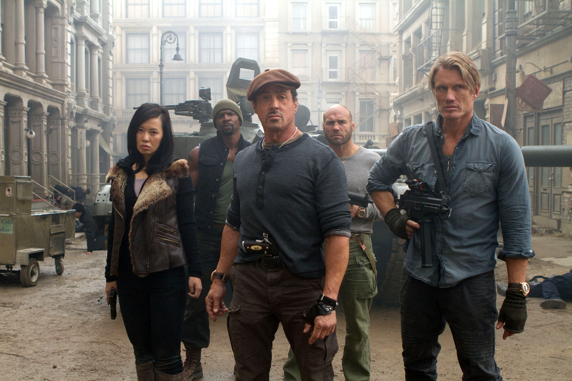 "Mercenários 2"Um filme com Stallone, Bruce Willis, Jet Li, Dolph Lundgren (aka o brother que fez o Ivan Drago em "Rocky IV"), e mais algumas das MELHORES PESSOAS da elite sênior dos filmes de ação. Uma forma bombástica de perder duas horas da sua vida que não voltarão jamais, e nem precisam voltar. Assista aqui.
