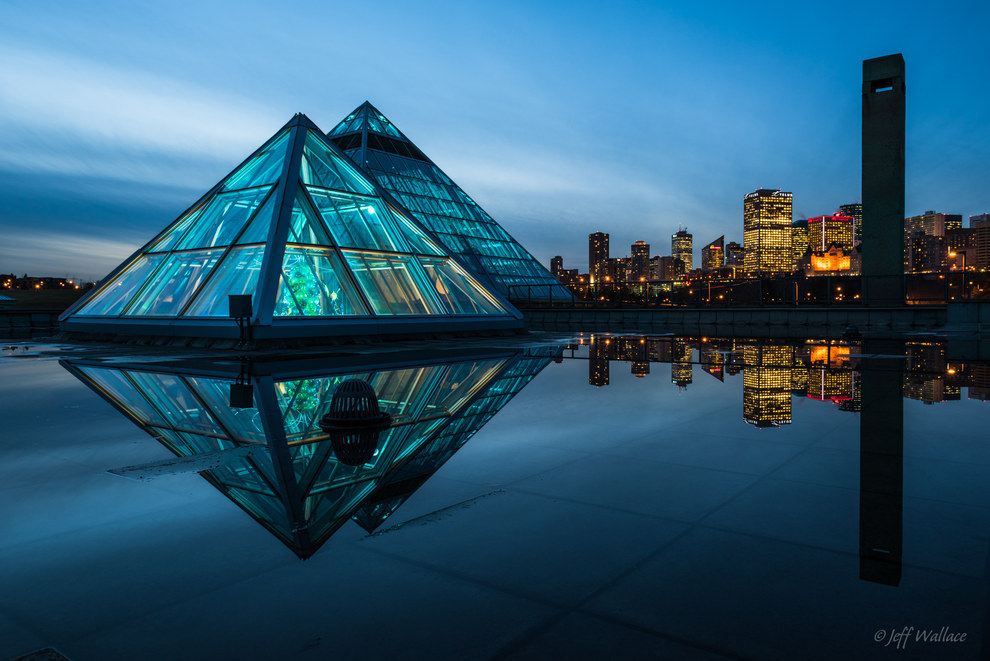 The city doesn't have any interesting architecture to catch your eye.